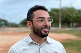 Francisco Emanuel denuncia irregularidades em contratos e relação com fornecedores